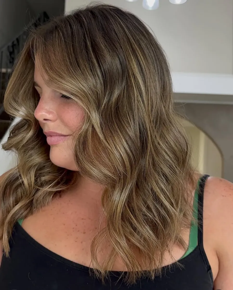 Medium length bronde hair with multi-dimensional balayage and textured waves